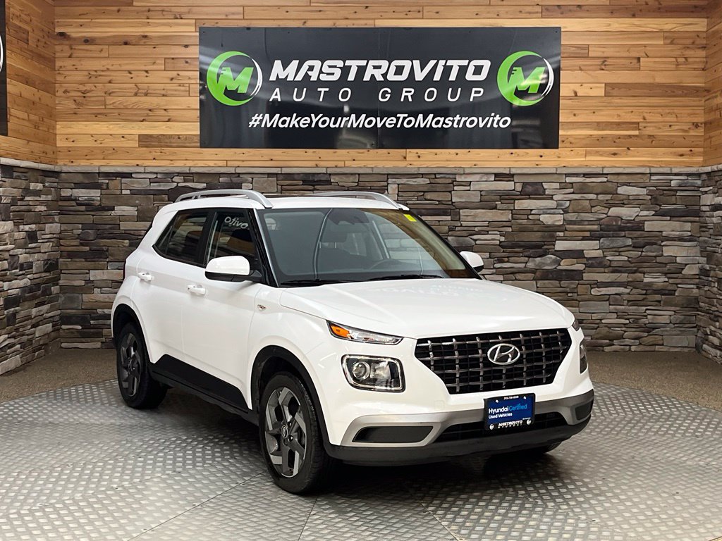 Used 2024 Hyundai Venue SEL FWD image 2