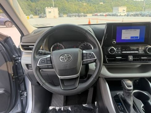 Used 2023 Toyota Highlander LE AWD/4WD image 13