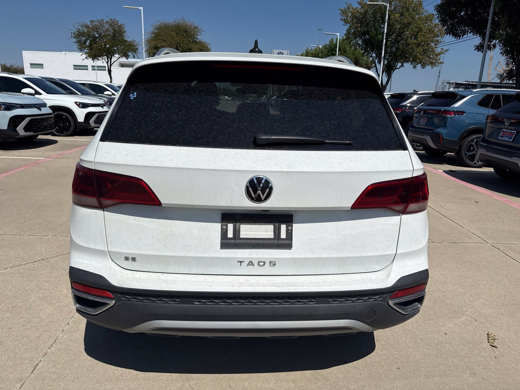 Used 2024 Volkswagen Taos SE FWD image 4