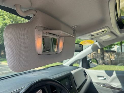 Used 2020 Toyota Sienna XLE w/ Carpet Mat Package FWD image 28
