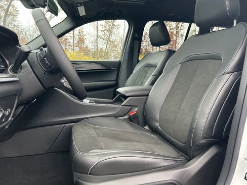 New 2025 Jeep Grand Cherokee Altitude image 22