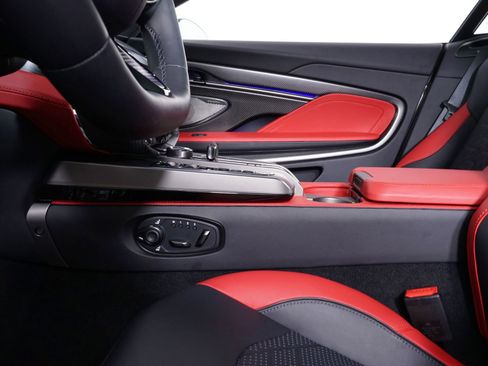 Used 2025 Aston Martin Vanquish image 28