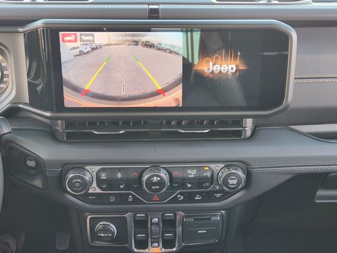 Used 2025 Jeep Wrangler Unlimited Sahara AWD/4WD image 19