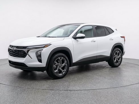 Used 2025 Chevrolet Trax LT FWD image 3