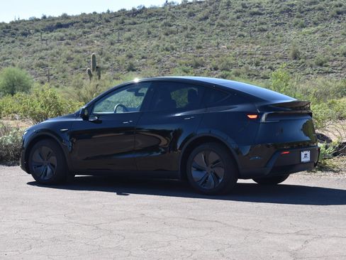 Used 2026 Tesla Model Y AWD image 6
