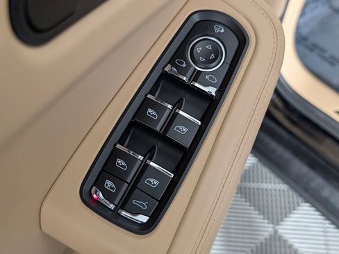 Certified 2025 Porsche Macan Turbo image 27