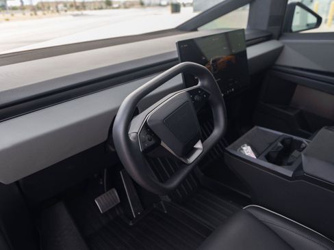 Used 2025 Tesla Cybertruck AWD Crew Cab image 18