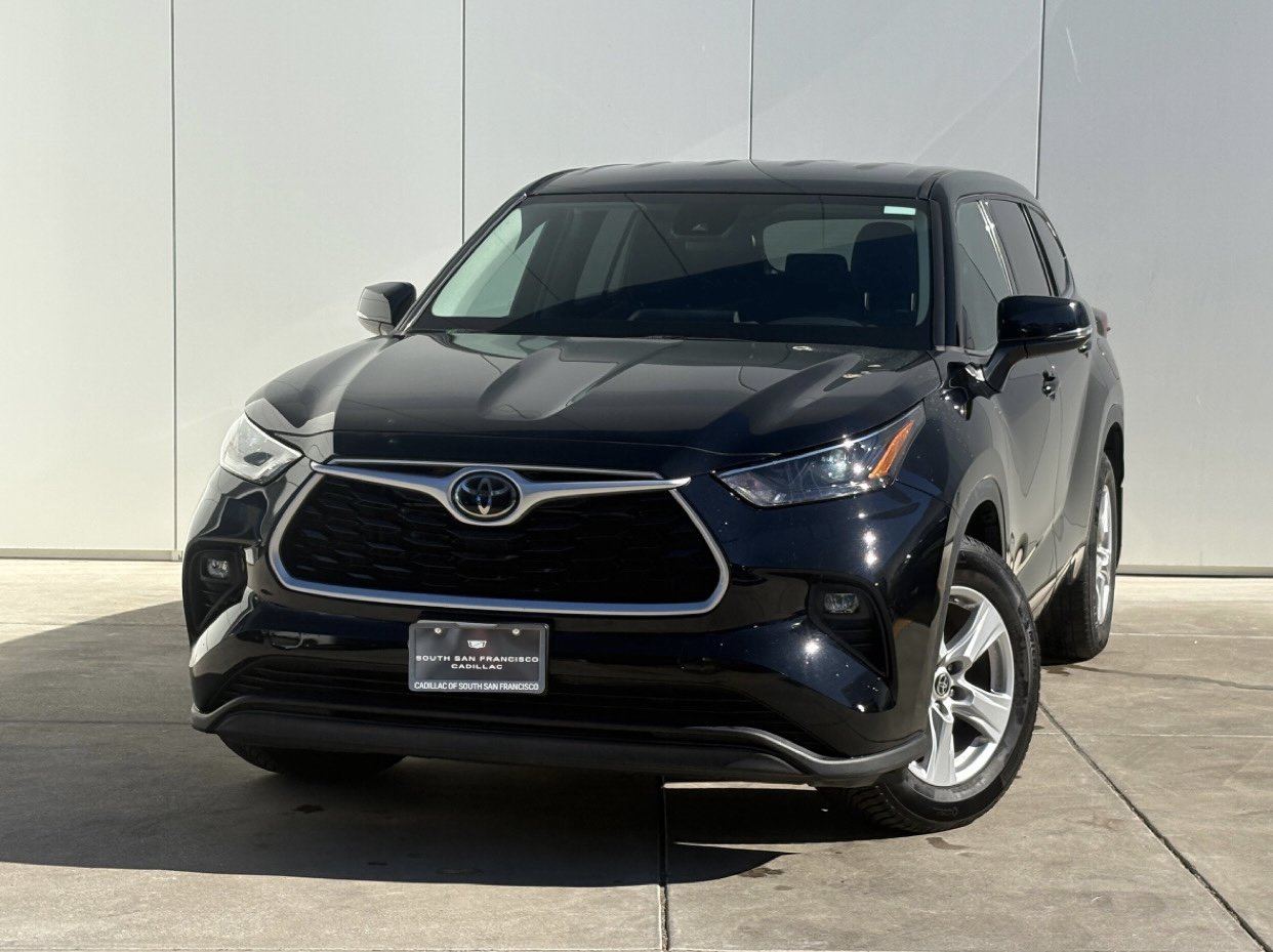 Used 2022 Toyota Highlander LE FWD image 1