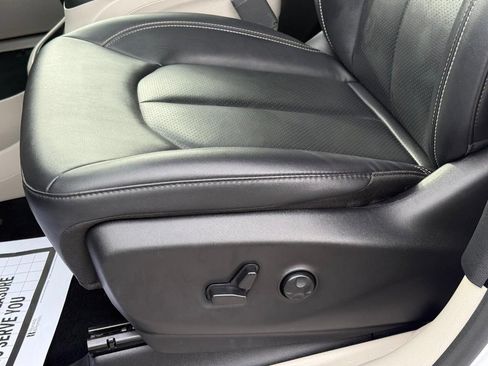 Used 2024 Chrysler Pacifica Touring-L FWD image 29