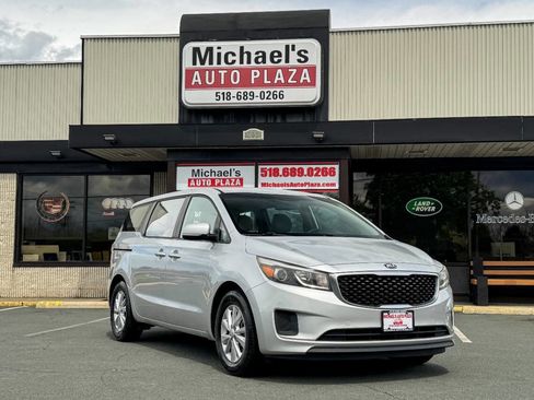 Used 2018 Kia Sedona L FWD image 2