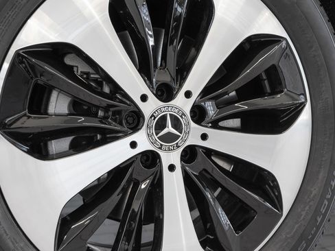 Used 2025 Mercedes-Benz GLB 250 image 32