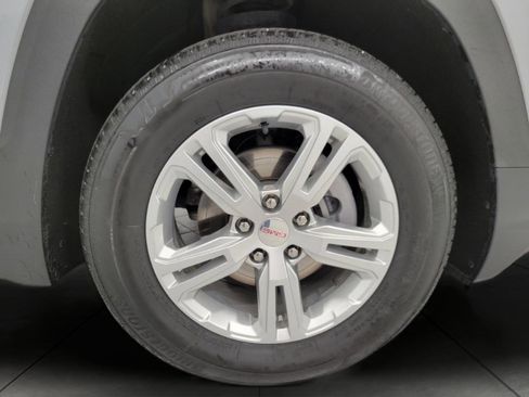 Used 2024 GMC Terrain SLE image 4