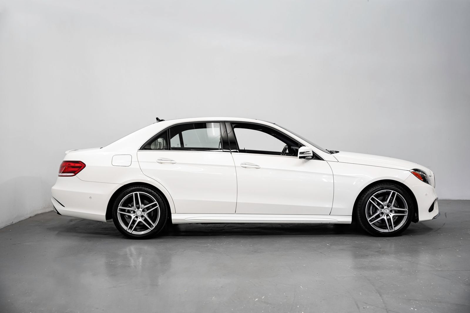 Used 2015 Mercedes-Benz E 400 Sedan image 2