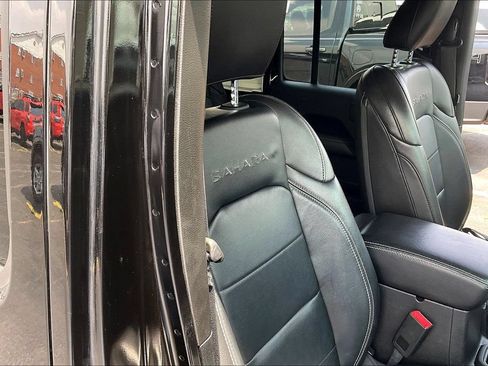 Used 2018 Jeep Wrangler Unlimited Sahara AWD/4WD image 6