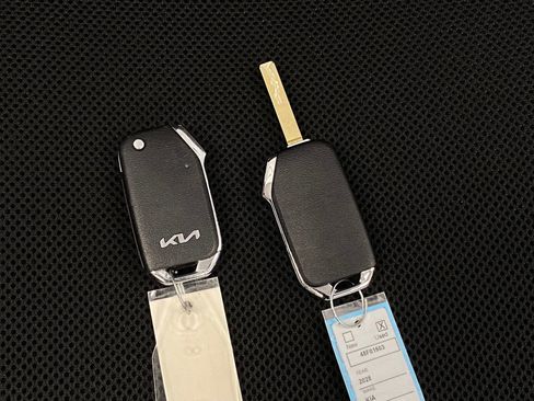 Used 2025 Kia Soul LX image 9