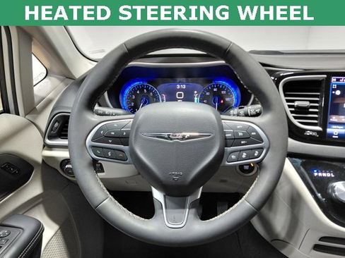 Used 2024 Chrysler Pacifica Touring-L image 8