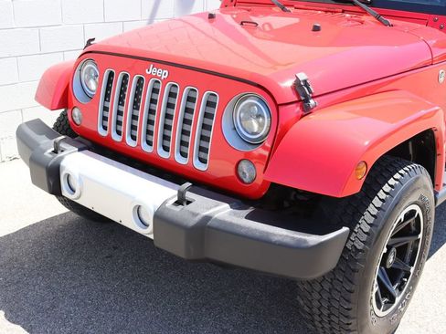 Used 2016 Jeep Wrangler Unlimited Sahara w/ Dual Top Group AWD/4WD image 22