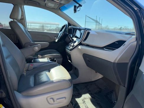 Used 2017 Toyota Sienna XLE image 28
