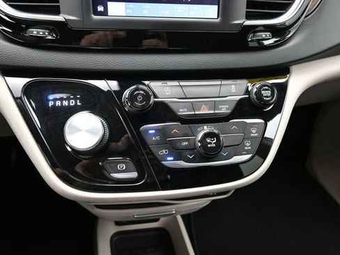 Used 2022 Chrysler Voyager LX FWD image 43