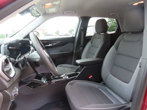 Used 2025 Chevrolet TrailBlazer LT AWD/4WD image 17