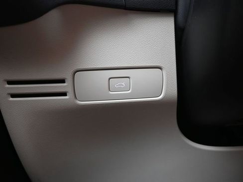 Used 2024 Volvo XC40 B5 Plus w/ Climate Package image 28