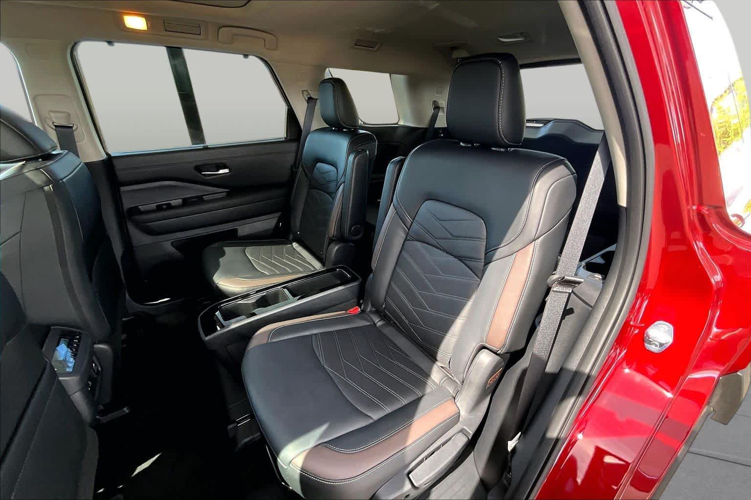 Certified 2025 Nissan Pathfinder Platinum FWD image 20