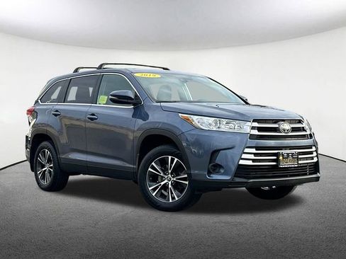 Certified 2019 Toyota Highlander LE image 2