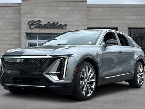 Certified 2025 Cadillac Lyriq Luxury w/ LPO, Floor Liner Package AWD/4WD image 5