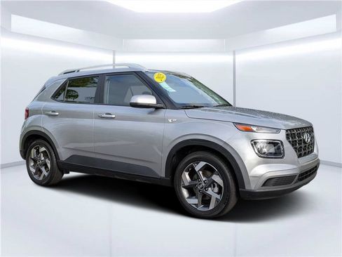 Certified 2025 Hyundai Venue SEL FWD image 1