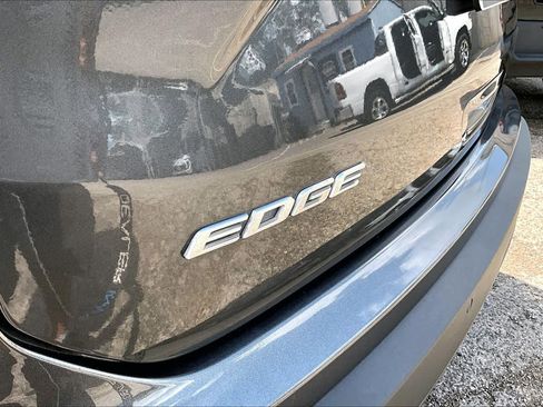 Used 2020 Ford Edge SE FWD image 10