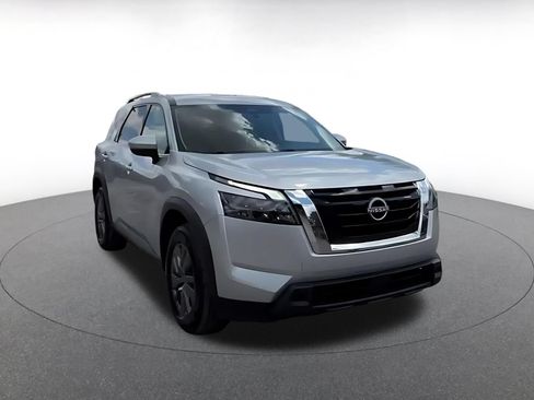 Used 2025 Nissan Pathfinder SV FWD image 3