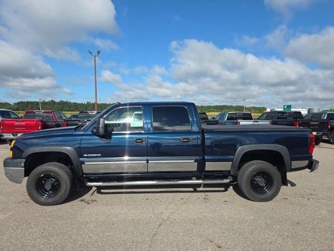 Used 2005 Chevrolet Silverado 2500 LS w/ Skid Plate Package AWD/4WD image 2