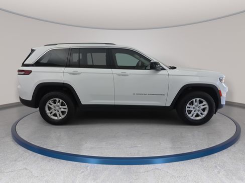 Used 2023 Jeep Grand Cherokee Laredo AWD/4WD image 4