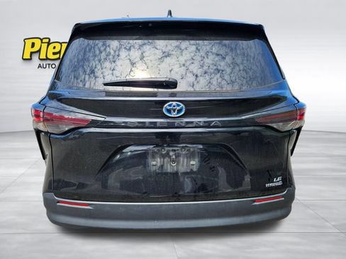 Used 2024 Toyota Sienna LE FWD image 5