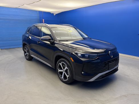 Certified 2025 Volkswagen Tiguan SE w/ Panoramic Sunroof Package AWD/4WD image 2