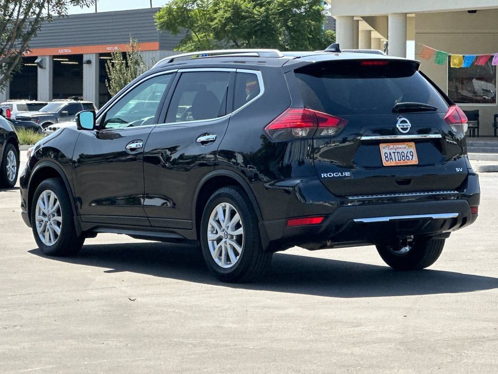 Used 2017 Nissan Rogue SV w/ Sun & Sound Touring Package FWD image 3