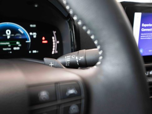 Used 2025 Toyota Camry SE w/ Convenience Package image 14