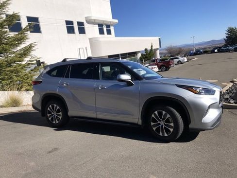 Used 2020 Toyota Highlander XLE image 6