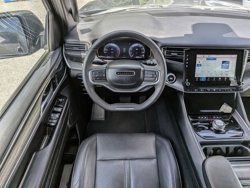 Certified 2024 Jeep Wagoneer Series II AWD/4WD image 15
