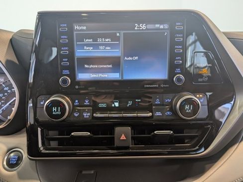 Used 2020 Toyota Highlander XLE image 19