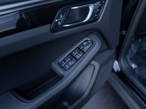 Certified 2025 Porsche Macan AWD/4WD image 18