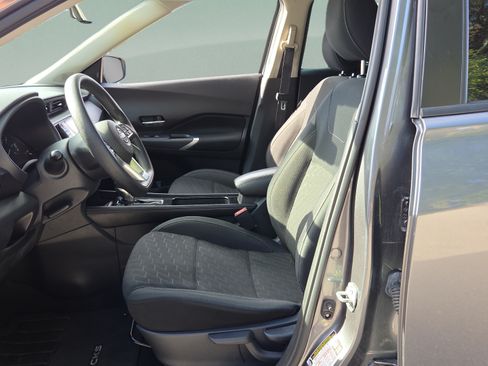 Used 2023 Nissan Kicks SV w/ Interior Electronics Package FWD image 9