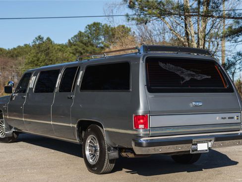 Used 1988 Chevrolet Suburban 2500 image 10