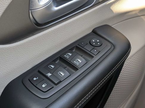 Used 2024 Chrysler Pacifica Touring-L FWD image 28