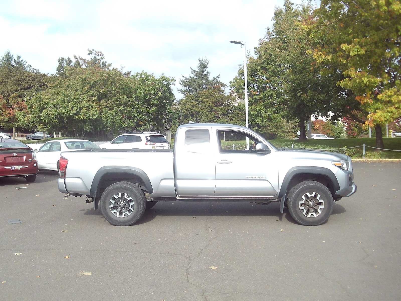 Used 2017 Toyota Tacoma TRD Off-Road w/ Premium & Technology Package AWD/4WD image 6