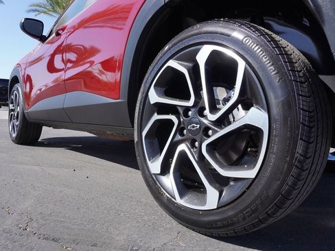 Used 2025 Chevrolet Trax RS w/ Sunroof Package FWD image 6