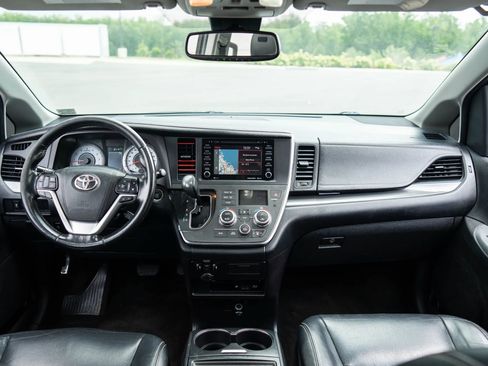 Used 2018 Toyota Sienna SE image 23