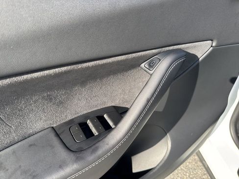 Used 2022 Tesla Model Y Long Range image 26