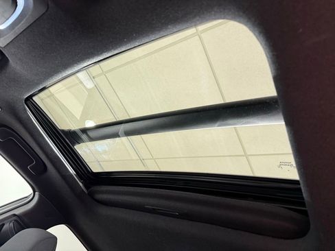 Used 2025 Toyota Corolla Cross AWD Hybrid w/ Moonroof Package image 18