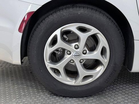 Used 2024 Chrysler Pacifica Limited image 7